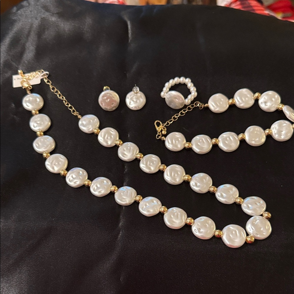 Elegant Pearl and Gold Jewelry Set - Picture 3 of 3